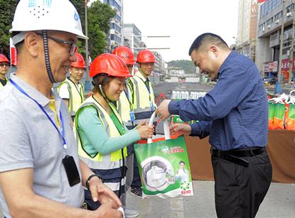 肖林董事長看望慰問劍南路改造項目建設(shè)者