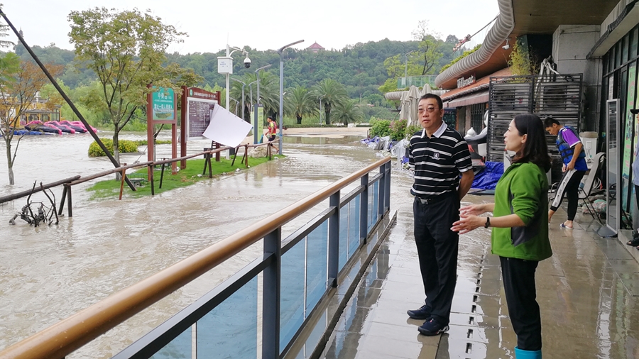 07-8月17日，程一書記在三江碼頭檢查雨后受災(zāi)情況_副本